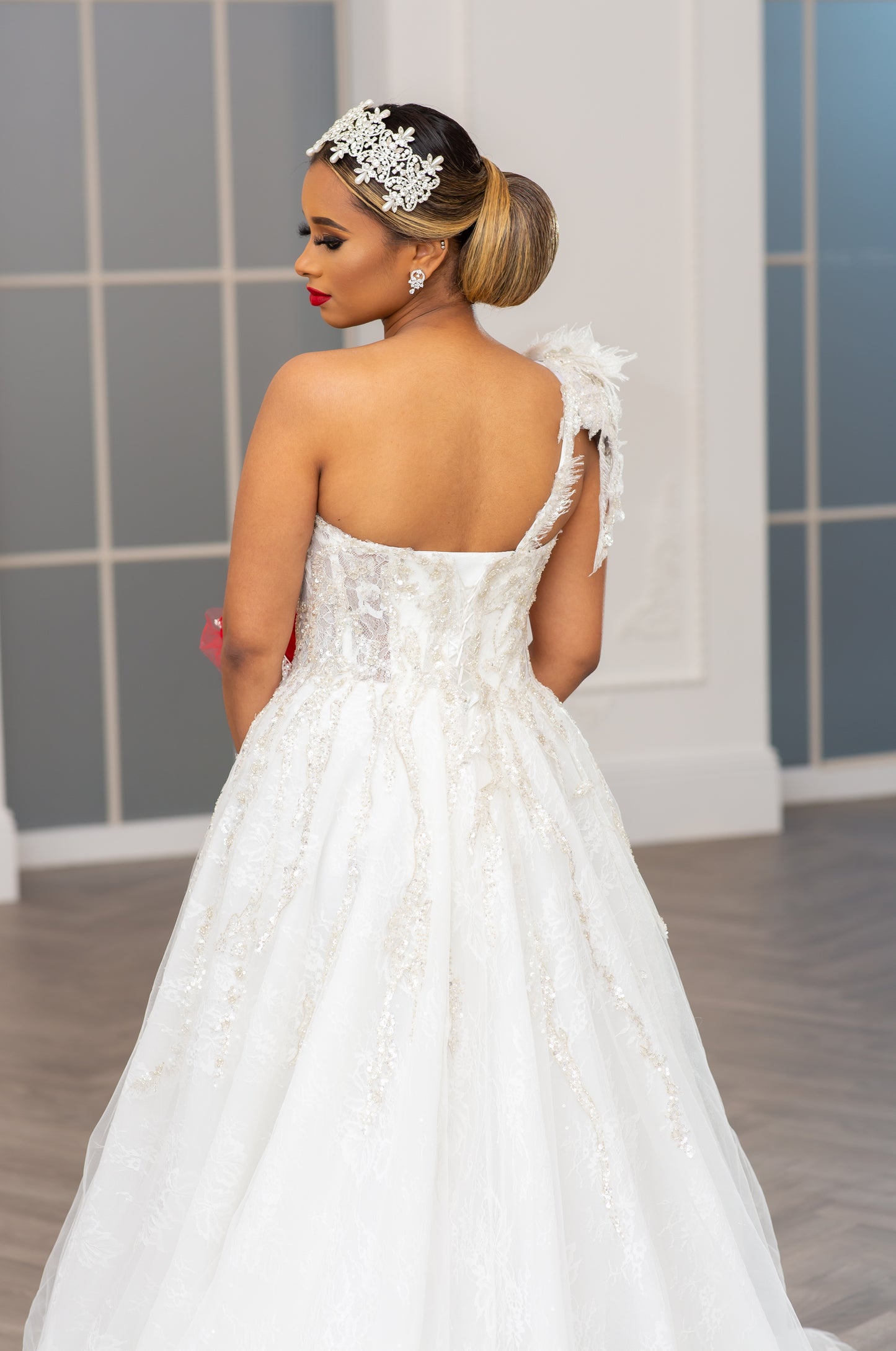 A-Line Wedding Dresses Neckline Court Train Strapless